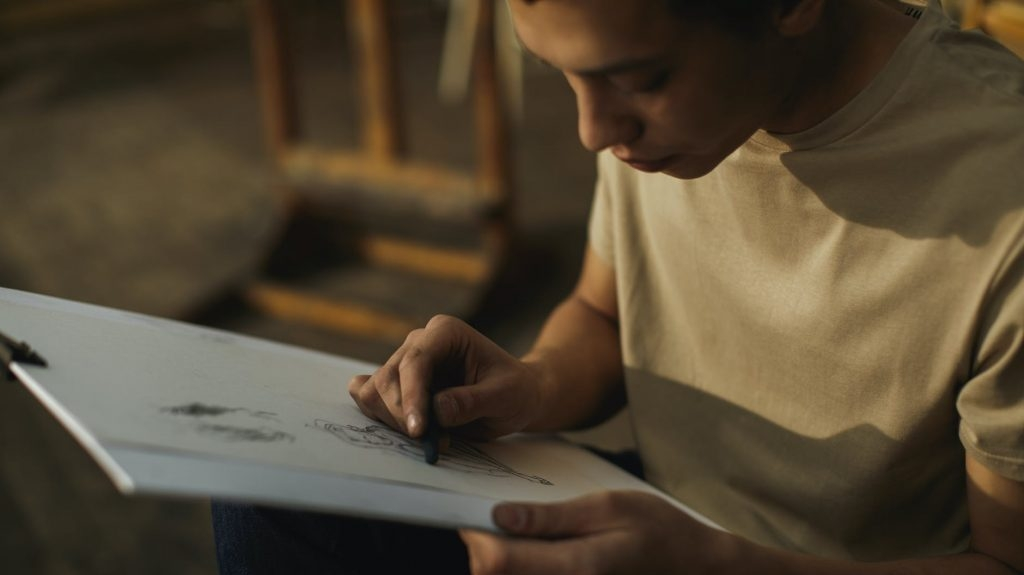 Enfant se concentrant